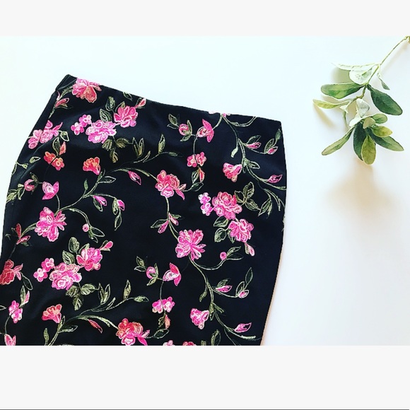 NYCC Dresses & Skirts - 🍂2 for $15🍂Black Embroidered Pencil Skirt